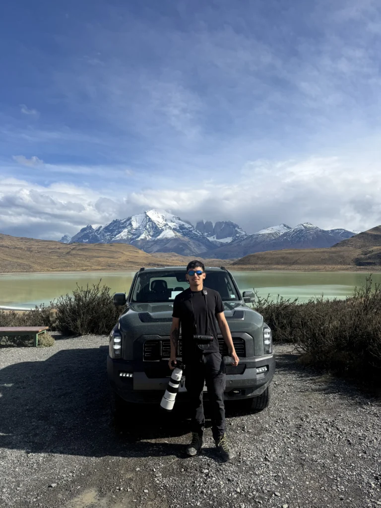 Puma Tracker con su camioneta Kia Tasman 2026 y cámara teleobjetivo en Torres del Paine